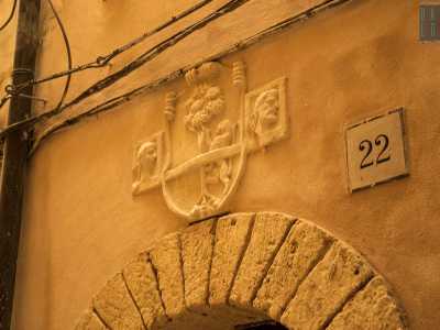 La chiesa �nuova�, seicentesca, appartenne per alcuni decenni alla famiglia Cal�-Carducci. Ancora oggi, sopra un portoncino collocato di fronte alla cappella, padroneggia lo stemma della nobile famiglia barese raffigurante un leone rampante che cerca di arrampicarsi su un albero (Foto di Katia Moro)